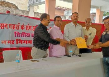 नगर निगम ने बांटे पट्टे : प्रशासन शहरों के संग अभियान दूसरा चरण शुरू