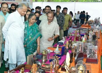 सीएम गहलोत ने जनहित में मोमेंटो व गिफ्ट किये नीलाम