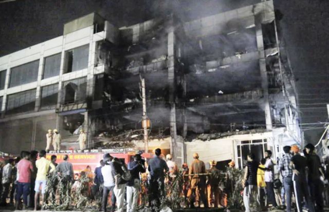 27 dead in massive fire in building in delhi