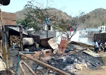 बस्ती में आग लगने से चार झोपड़े जले: परिवारों के पास खाने के लिए अनाज तक नहीं बचा