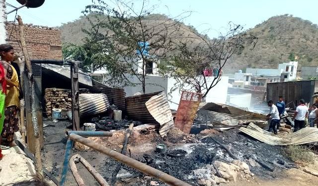 बस्ती में आग लगने से चार झोपड़े जले: परिवारों के पास खाने के लिए अनाज तक नहीं बचा