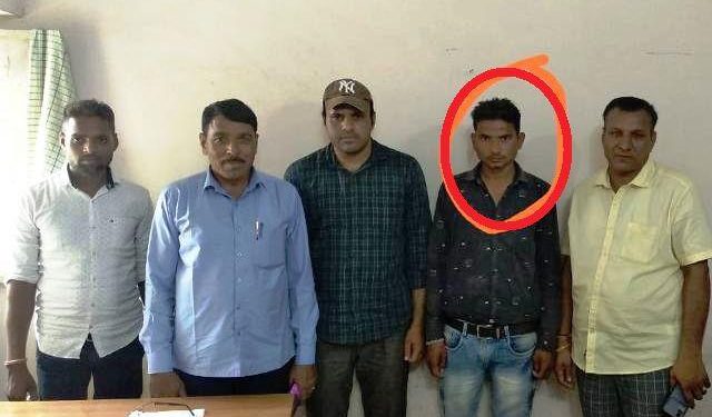 acb arrest forest guard of dungarpur for taking bribe