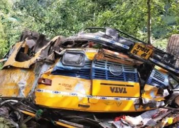 12 including school students died as bus falls into gorge in kullu himachal pradesh