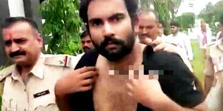 भाजपा जिलाध्यक्ष के बेटे पर चाकू से हमला, आरोपी पुलिस हिरासत में