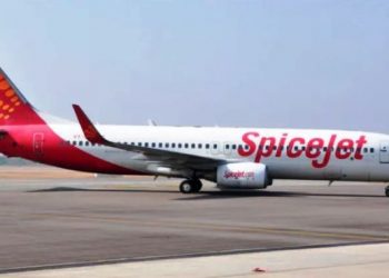 spicejet delhi dubai flight landing in karachi due to technical fault