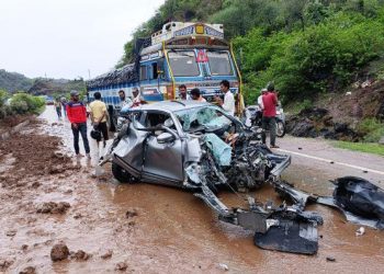 two-police-person-seriously-injured-in-truck-car-accident-at-udaipur-pindwara-highway