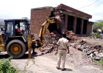 यूआईटी जमीन पर कब्जा कर बनाई 4 अवैध दूकानें ध्वस्त