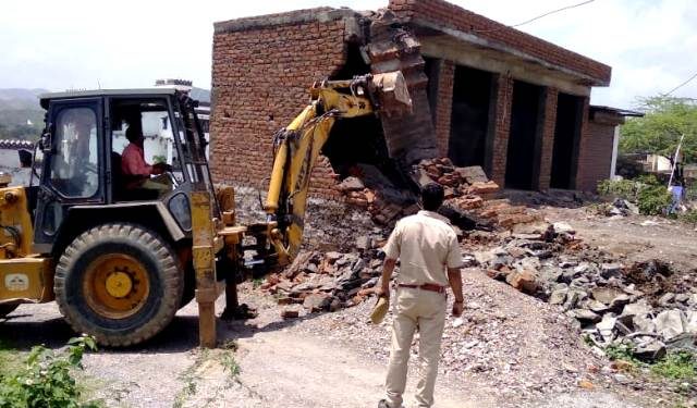 यूआईटी जमीन पर कब्जा कर बनाई 4 अवैध दूकानें ध्वस्त