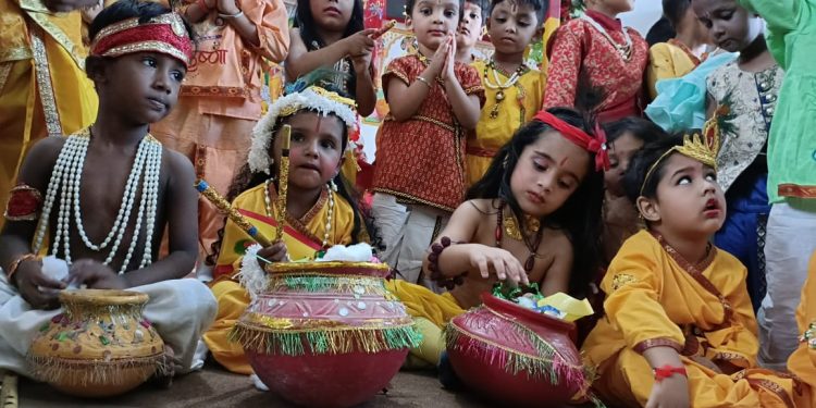 फुलवारी पब्लिक स्कूल ने जन्माष्टमी पर दही हांडी उत्सव का आयोजन किया