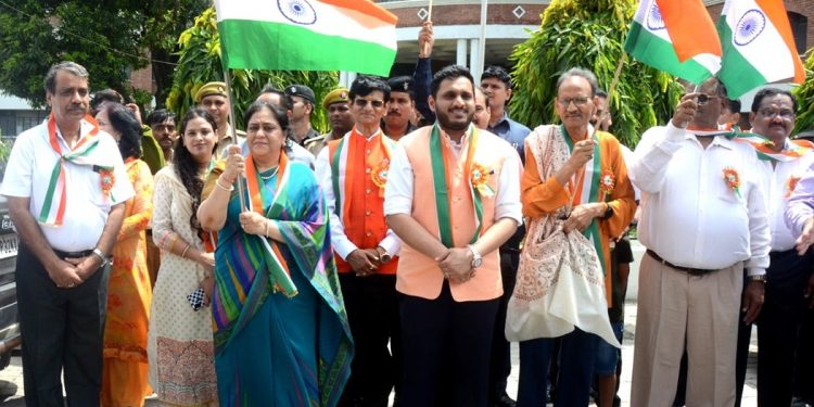 बाबू बनारसी दास विश्वविद्यालय में धूमधाम से मना स्वतंत्रता दिवस