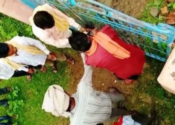 ग्रामीणों ने स्कूल पर लगाया ताला : स्कूल क्रमोन्नत की मांग नही सुन रही सरकार