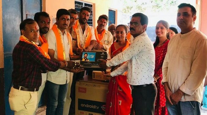 बागुन्दड़ा स्कूल में  प्रोजेक्टर व एलसीडी किये भेंट