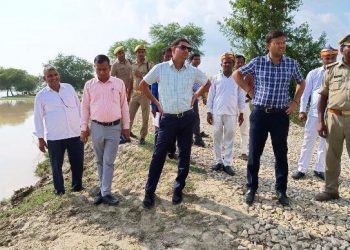 gonda collector visit flood area in uttar pradesh