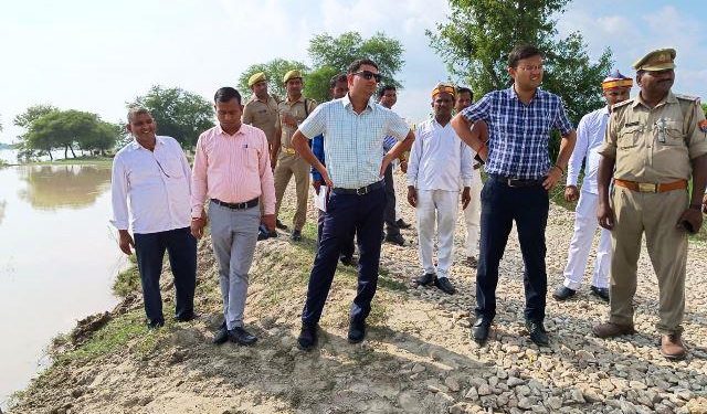 gonda collector visit flood area in uttar pradesh