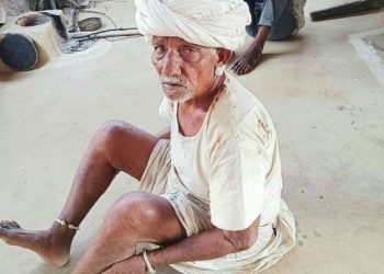 घर में सो रहे बुजुर्ग के कान में पहनी मरकीया तोड़ भागे बदमाश