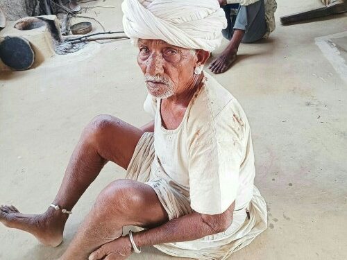 घर में सो रहे बुजुर्ग के कान में पहनी मरकीया तोड़ भागे बदमाश