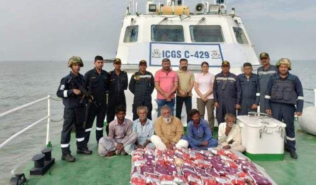 gujarat ats and coast guard team seize 50 kg heroin cost 350 crore from pakistani boat in sea jakhau kutch -1