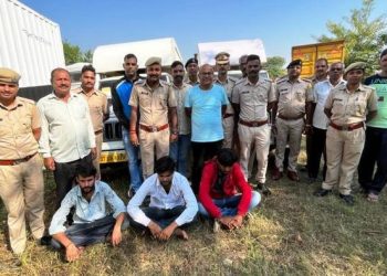 udaipur excise department team caught illegal liquor on highway smugglers going to gujarat