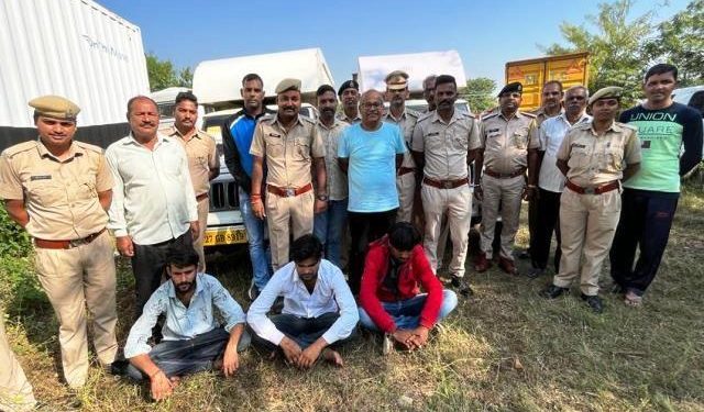 udaipur excise department team caught illegal liquor on highway smugglers going to gujarat