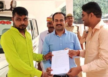 yuva group protest against irregularities of zila mahila hospital gonda uttar pradesh