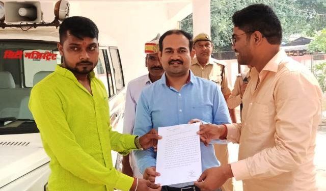 yuva group protest against irregularities of zila mahila hospital gonda uttar pradesh