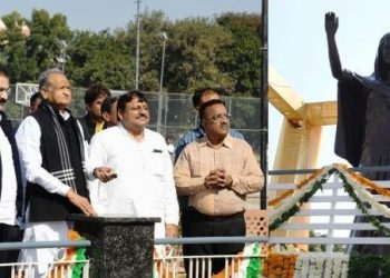 Chief Minister Gehlot unveiled the statue of former Prime Minister Indira Gandhi and Rajiv Gandhi in Chittorgarh
