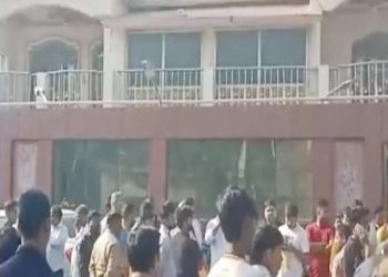 केंद्रीय मंत्री कौशल किशोर के भतीजे ने फांसी लगाकर आत्महत्या की