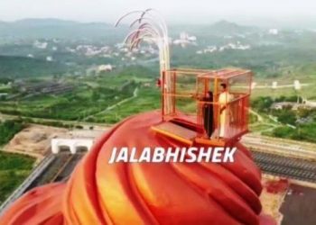 vishwas swaroopam now the devotees have hope from murari bapu is it right to stand on the top of the lord shiva statue