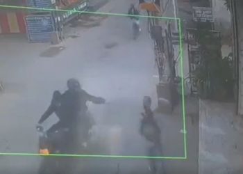 acid attack on 17 year old girl student in delhi