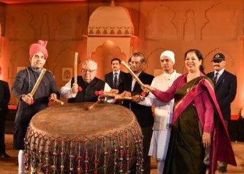 शिल्पग्राम उत्सव का राज्यपाल ने नगाड़ा बजाकर किया शुभारंभ: सज गयीं शिल्पकारों की दुकानें