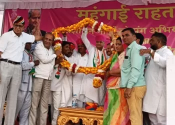 cm-ashok-gehlot-in-mehangai-rahat-camp-kotda-udaipur