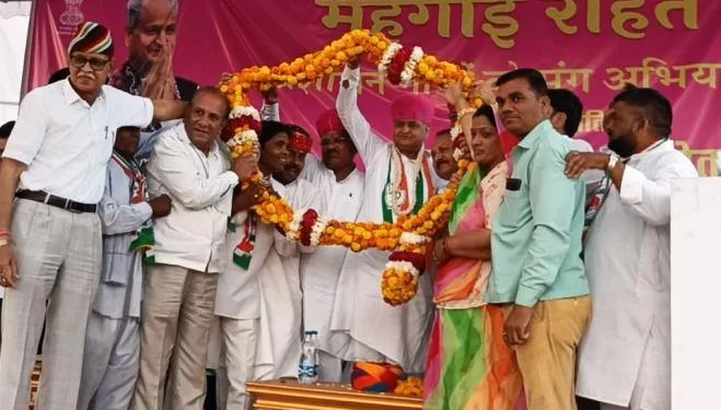 cm-ashok-gehlot-in-mehangai-rahat-camp-kotda-udaipur