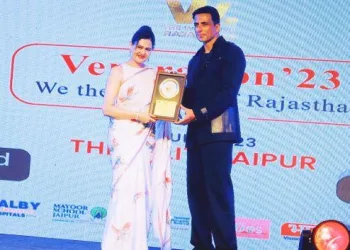 arth group dr deepa singh honoured by sonu sood for best medical laser and clinical cosmetic award