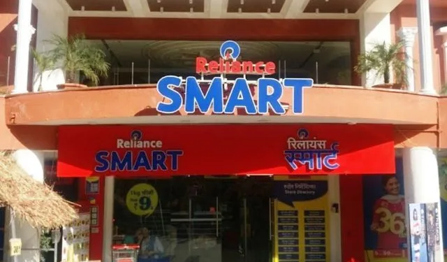 emploees stolen goods worth 24 lakh rs in reliance smart paras udaipur