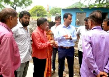 Collector Arvind Poswal visited Badgaon school
