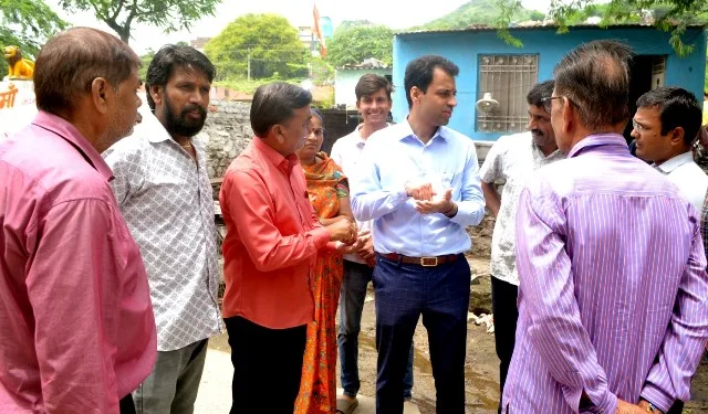 Collector Arvind Poswal visited Badgaon school