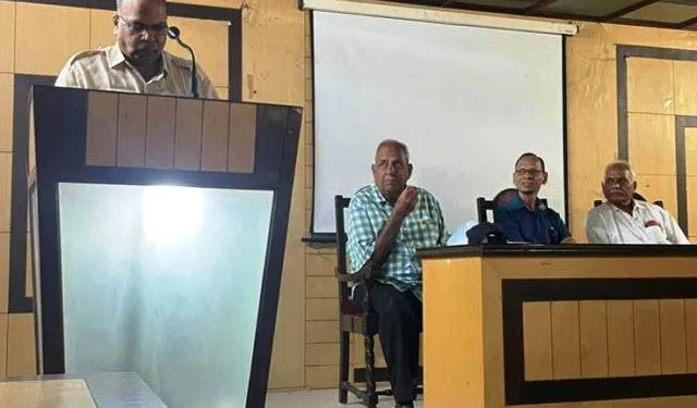 Pensioners warn of self-immolation outside CM residence -1