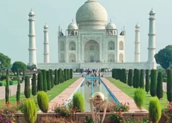 icc cricket world cup trophy reaches taj mahal agra
