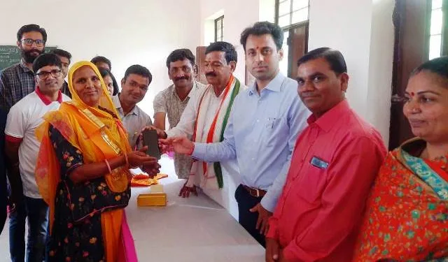indira gandhi smart phone yojna mobile distribution in girls students in Badgaon udaipur