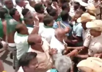 karnataka farmers protest to release cauvery river water to tamil nadu