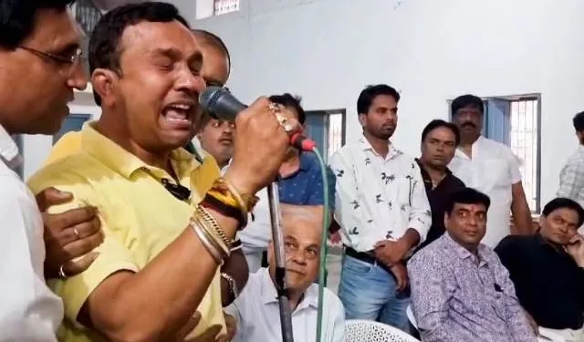 paras singhvi udaipur bjp leader deputy mayor nagar nigam protesting for Tarachand jain MLA Candidate and gulabchand kataria