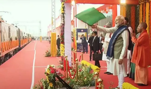 pm modi inaugurates ayodhya new airport and railway station