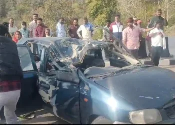 तेज रफ्तार ने ली 2 युवकों की जान, कार डिवाइडर से टकराई, युवक 50 फ़ीट गहरी खाई में गिरे