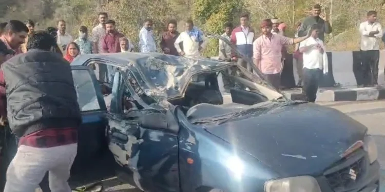 तेज रफ्तार ने ली 2 युवकों की जान, कार डिवाइडर से टकराई, युवक 50 फ़ीट गहरी खाई में गिरे