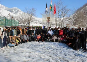 Indian Army Rescues Students of MLSU Law College udaipur stuck in heavy snow fall from Banihal jammu kashmir