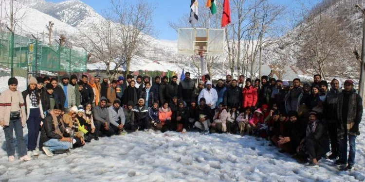 Indian Army Rescues Students of MLSU Law College udaipur stuck in heavy snow fall from Banihal jammu kashmir