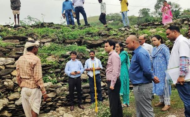 Secretary in-charge Anandi reached Popalti village udaipur