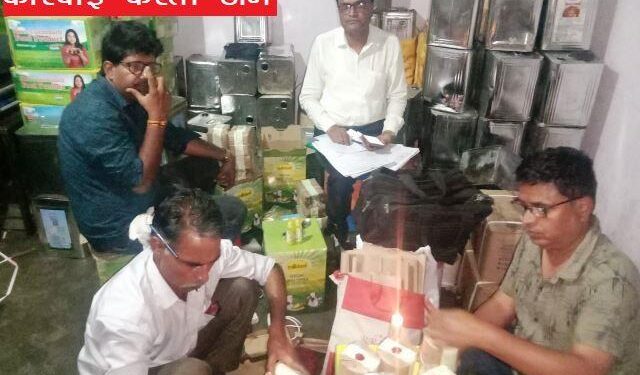 shudh aahar milawat par war campaign Udaipur food safety team caught substandard and misbranded ghee at shop in savina krishi mandi