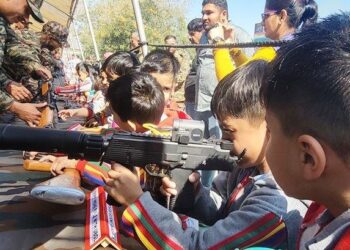 फतहसागर पाल पर भारतीय सेना के हथियारों की प्रदर्शनी बनी सेल्फी पॉइंट: लोगों में तोप और टैंक देखने का उत्साह