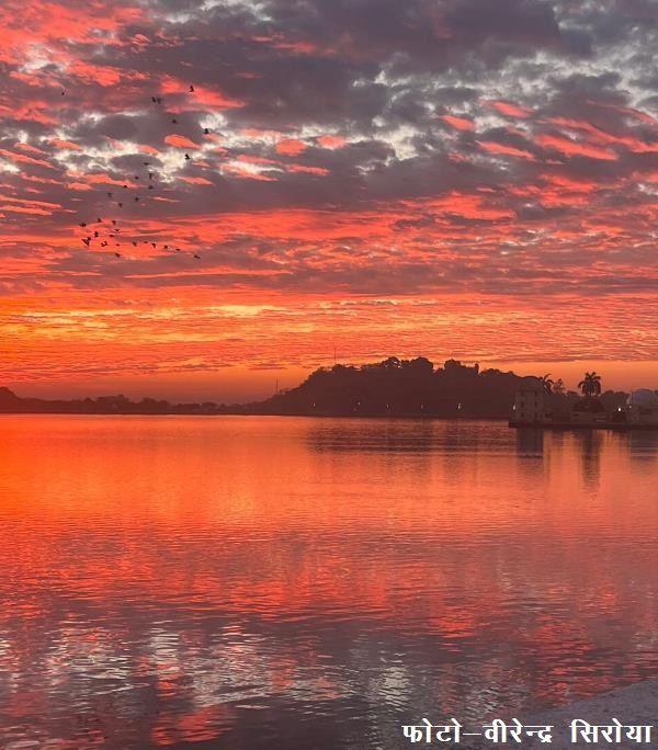 udaipur sunrise sunlight reflecting off the water of fatehsagar lake